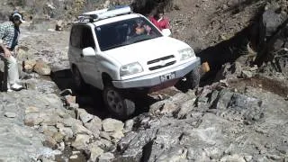 Grand Vitara blanca de Diego subiendo el escalon de la quebrada del hielo