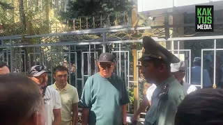 Родные кримавторитета по прозвищу Сакал собрались у СИН. Боятся что его убьют