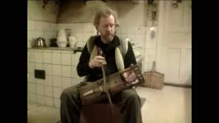 Per Runberg spelar tagelharpa