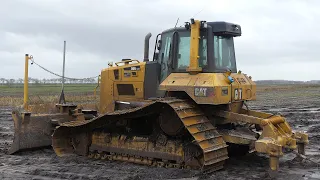 Aardappelen rooien in zeer natte omstandigheden met CAT D6N, Bij Buijs Emmer - Compascuum