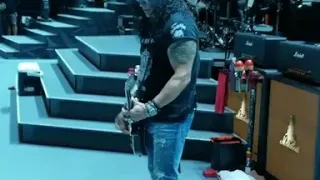 Slash soundcheck with Guns N’ Roses