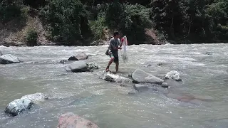 Fishing in River Rangeet, Sikkim. फिसीङ रंगित रिभर सिक्किम।माछा मारदै रंगीत नदीमा