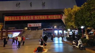 중국의 광장에서 야간에 스포츠댄스
