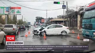 Новини України: в Одесі поліцейський проскочив на червоне світло і протаранив легковик