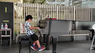 モーツァルト　トルコ行進曲　練習3ヶ月　8歳小学生　神戸三井住友銀行 　ストリートピアノ