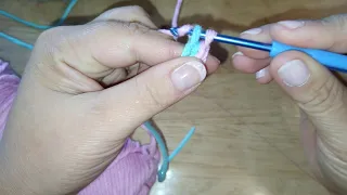 Вяжем шнурок двухцветный крючком.
