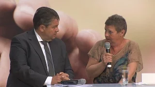 Putzfrau fühlt Gabriel auf den Zahn: "Warum bleibt ihr dann bei den Schwatten?"