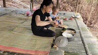 A single mother and her son built a floor and cooked rice to complete the small bamboo house