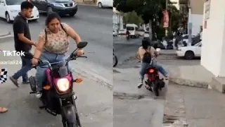 Una joven presume su nueva motocicleta pero la destroza saliendo de la concesionaria