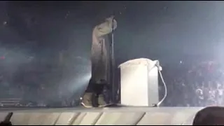 Kanye West makes crowd go insane over Runaway by playing a single note