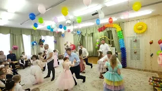 Трогательный танец пап с дочерьми на выпускном в детском саду