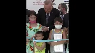Erdoğan, törendeki çocukla kafasına vurarak konuştu!