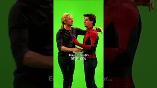 BESO ENTRE CHRIS MARTIN Y ANDREW GARFIELD