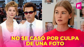 El ex de Rosamund Pike la dejó antes de la boda: un error en las invitaciones lo detonó