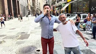 OLHA O QUE ESSE MORADOR DE RUA FAZ QUANDO O CARA COMEÇA CANTAR 🎤 ZEZE DE CAMARGO