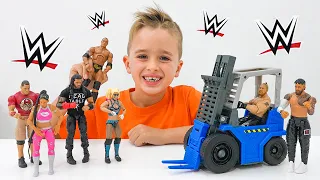 Vlad et Niki défient 5 écluses avec les jouets WWE Chariot élévateur