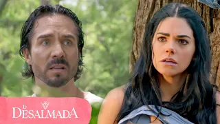 La Desalmada: Rafael descubre a Fernanda desnuda en el río | C-11 | tlnovelas