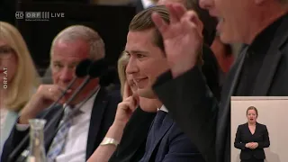 Peter Pilz ermahnt Kurz, der am Handy sitzt.