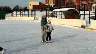 Первые шаги Алины на коньках
