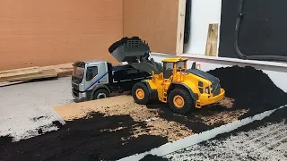 RC wheel loader  @ the loading bank