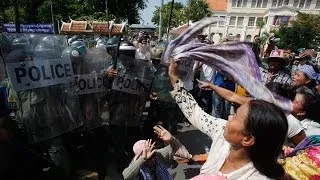 Phnom Penh residents clash with guards over forced evictions