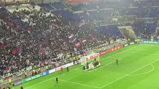 La belle communion entre supporters et joueurs lyonnais ! "Qui ne saute pas"