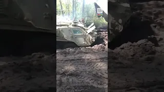 Украинский бульдозер БАТ-2 вытягивает из грязи БТР-4 #shorts