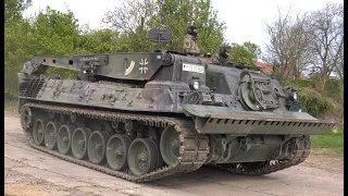 4K Bundeswehr Manöver Wettiner Heide Bergepanzer setzt mittels Faltschwimmbrücke über die Elbe NATO