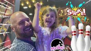 Ale and Nini play Bowling with Family and spend a Funny day at the Arcade Games