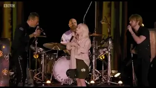 Billie Eilish & Coldplay performing ‘Fix you’ together (Govball 2021)