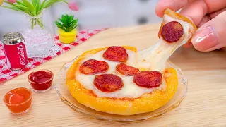 Дуже смачна мініатюрна піца з пепероні, яка готується на міні-кухні 🍕 Рецепт швидкого харчування
