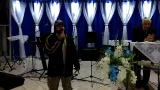 MENDIGO INVADE CULTO E PEDE PARA CANTAR!!!