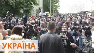 Сотні людей прийшли підтримати Сергія Стерненка під будівлю СБУ у Києві