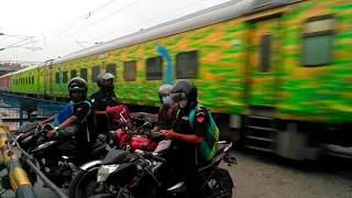 Mad Ignorant People vs Madly Honking Sealdah Duronto Express !!!
