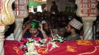 Emraan Hashmi offers Prayers at Haji Ali Dargah