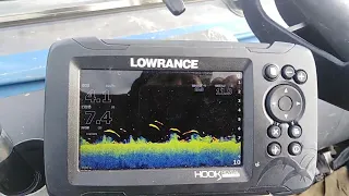 эхолот Lowrance Hook Reveal 5 HDI на воде