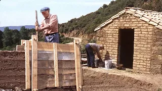 ARTISAN SHED with the TAPIAL technique (compacted earth walls), adobes, wood and shrubs