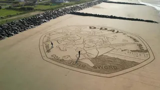 Desenho gigante em praia na Normandia marca o 80º aniversário do Dia D | AFP