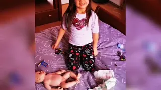 Comment changer une couche à ça poupée