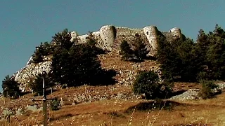 Il castello di Roccamandolfi, in Molise - Provincia di Isernia