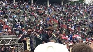 GUSTTAVO LIMA CANTA MODÃO NO MEIO DA ARENA EM BARRETOS