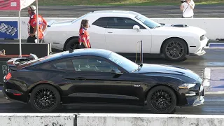 Mustang GT vs Dodge Challenger Scat Pack - muscle cars drag racing