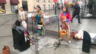 Индейцы из Эквадора поют в Питере на В.О.
