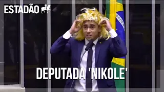 Nikolas Ferreira põe peruca, diz que é deputada 'Nikole' e prega contra feminismo no dia da Mulher