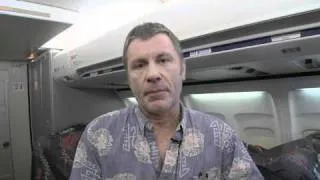 BRUCE DICKINSON SALUDA ABORDO DEL ED FORCE ONE