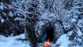 Christmas in Forest.Building a Wiсkiup. Outdoor Cooking. Survival Skills.Bonfire Inside The Shelter.