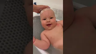 Купаем младенца, младенец позирует, карапузик любит принимать ванну.