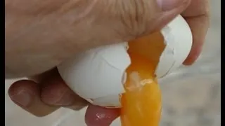 How To Crack An Egg With One Hand - Plus Two More Egg Tips