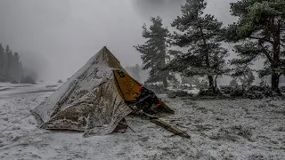 Горячий палаточный лагерь в морозную метель