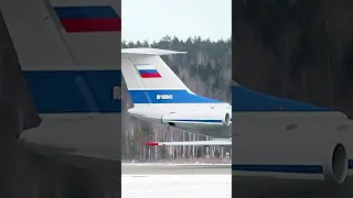 Ту-134УБЛ прогревает двигатели / Warming up engines of Tu-134UBL